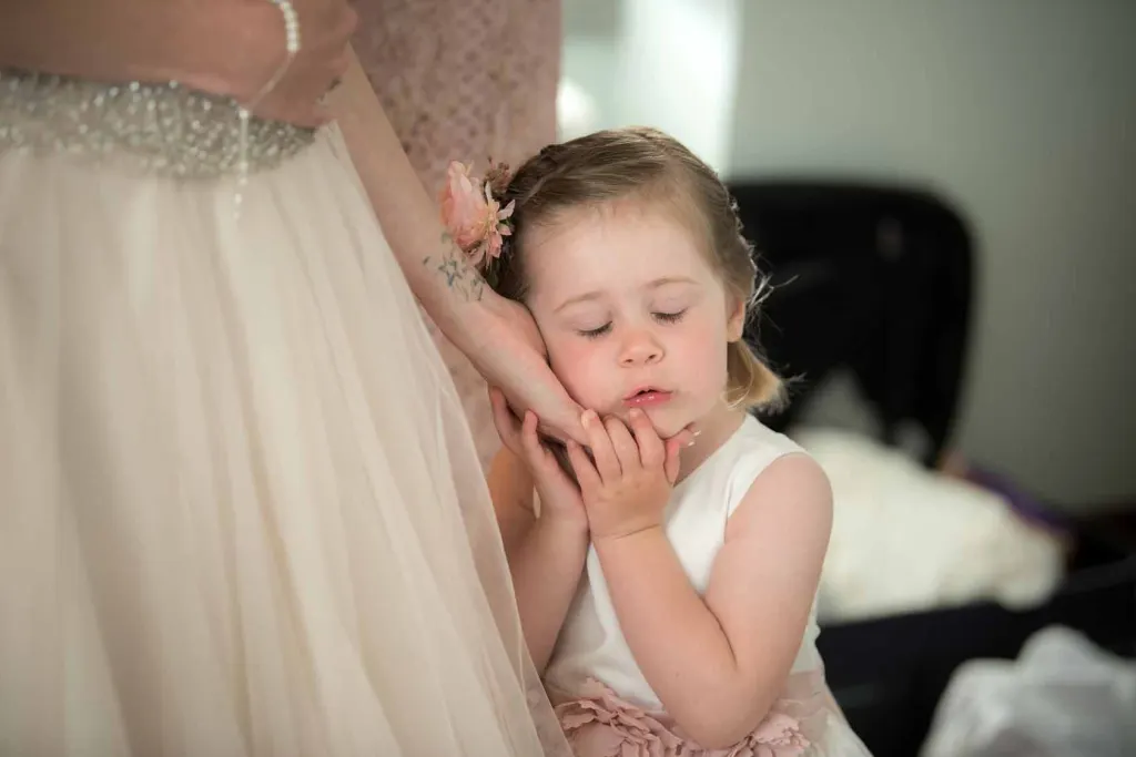 The bride with her niece before the wedding