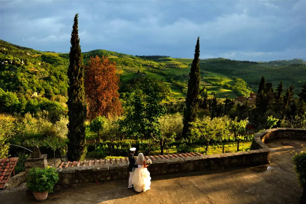 Bride and groom in the Tuscan countryside