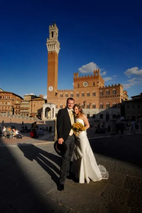 Wedding couple in Piazza del Campo, Siena