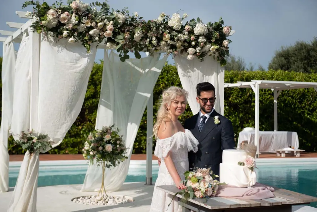 Bride and groom cutting the wedding cake in Puglia